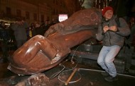 VIDEO: Ukraine crisis:  Lenin statues toppled in protest --- Dân Ukraine giựt sập tượng Lenin